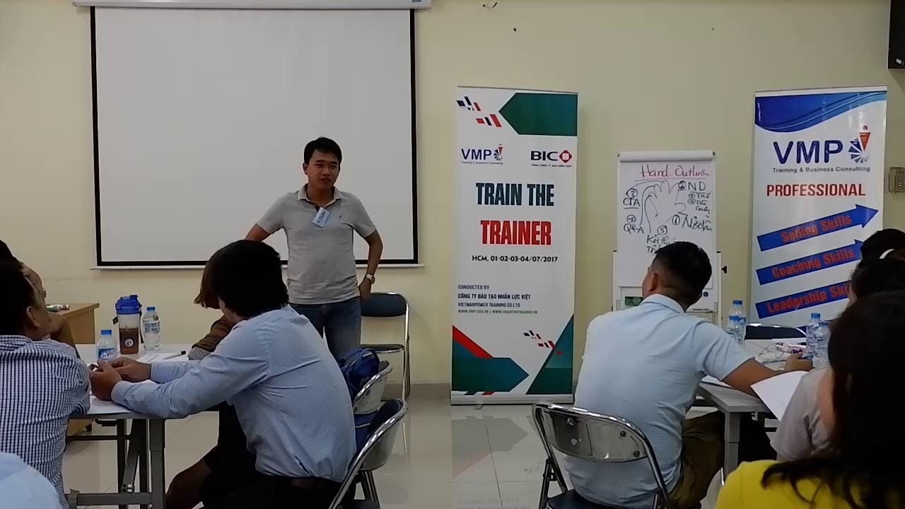 Học viên tập thuyết trình trong khóa Train The Trainer 3+. Học viên tập thuyết trình trong khóa Train The Trainer 3+.