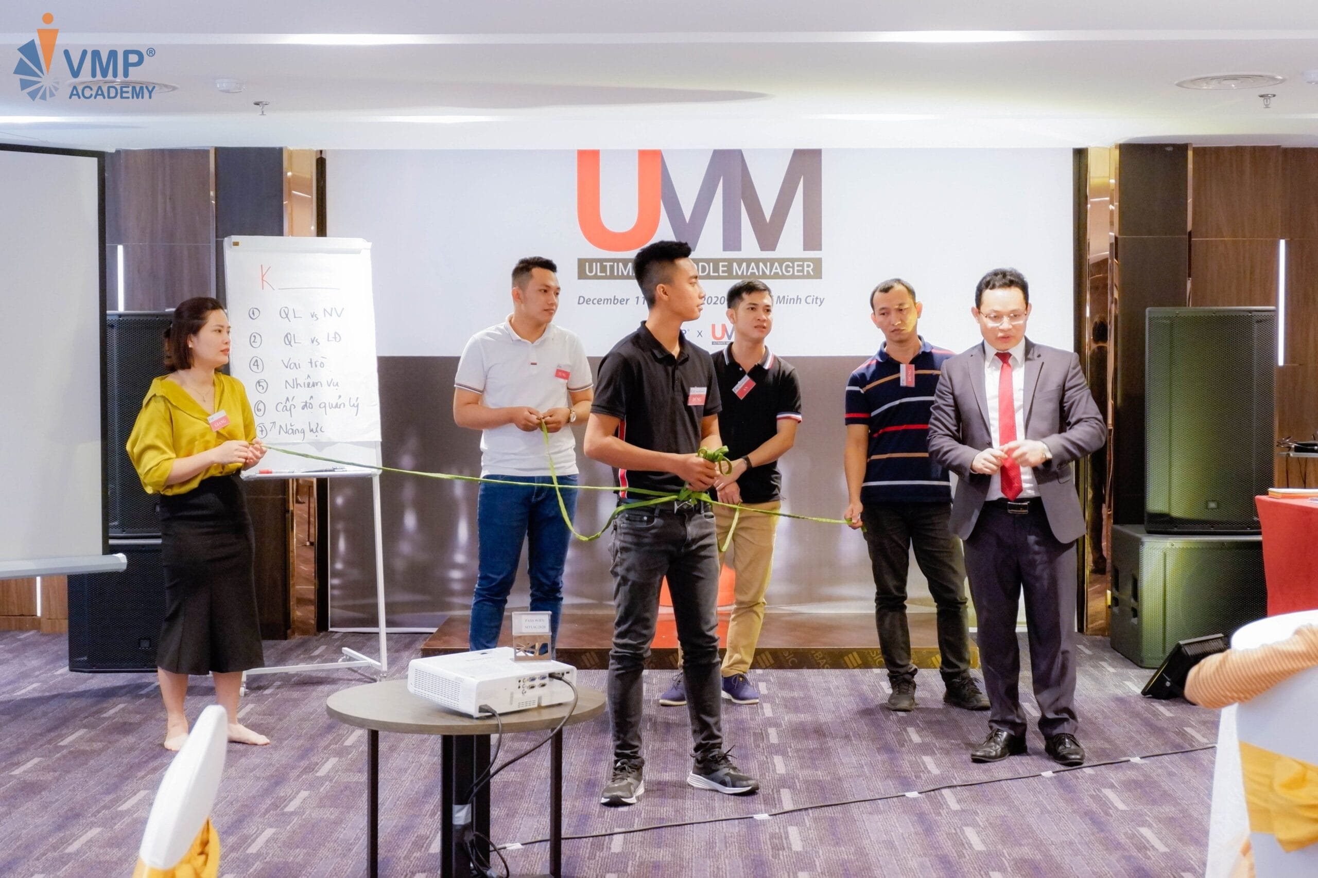 Các anh chị quản lý đang tham gia trò chơi quản lý tại khoá UMM. Các anh chị quản lý đang tham gia trò chơi quản lý tại khoá UMM.