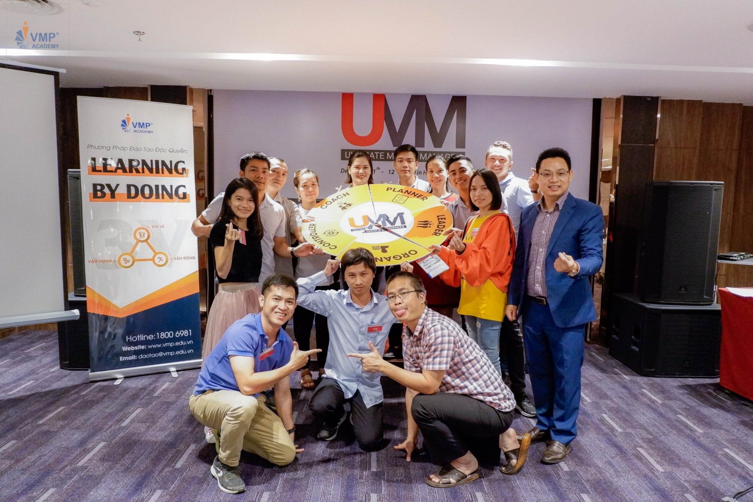 Hình ảnh các anh chị quản lý và Trainer Phan Hữu Lộc tại khoá UMM. Hình ảnh các anh chị quản lý và Trainer Phan Hữu Lộc tại khoá UMM.