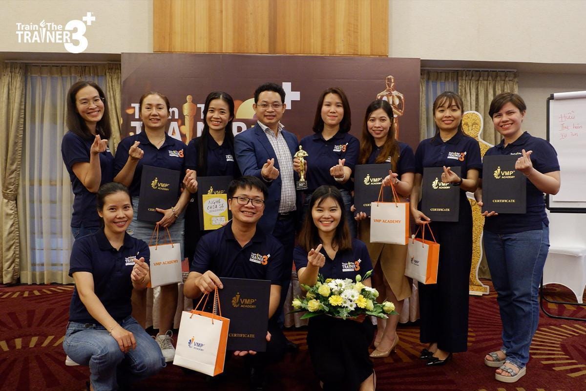 Chị Bích và các anh chị học viên khác tại Train The Trainer 3+ HCM Chị Bích và các anh chị học viên khác tại Train The Trainer 3+ HCM