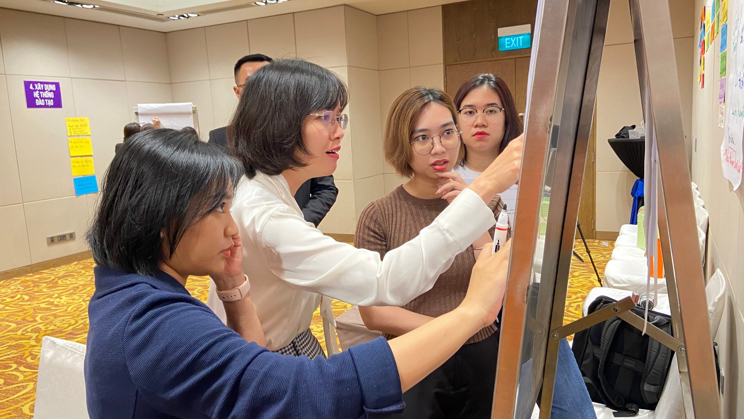 Đào tạo trên công việc giúp nhân viên hiểu đúng và làm được thông qua thực hành. Đào tạo trên công việc giúp nhân viên hiểu đúng và làm được thông qua thực hành.